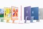 Siete ordenadores iMac vistos desde distintos ángulos que muestran su variedad cromática, incluyendo verde, amarillo, naranja, rosa, morado, azul y plata.