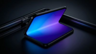 Primer plano de un iPhone Duo parcialmente plegado con la pantalla encendida en tonos azules y púrpuras sobre un fondo oscuro.