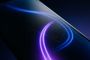 Plano detalle de la pantalla de un smartphone con una estela de luz azul y violeta en forma de onda.