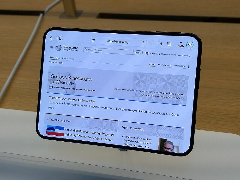iPhone Duo con pantalla agrietada junto a la bisagra