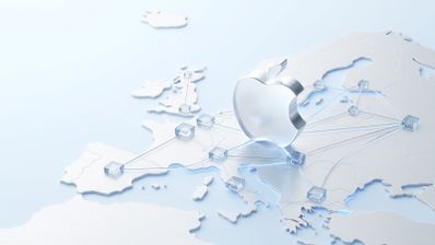 Logotipo tridimensional de Apple sobre un mapa de Europa con conexiones de red metálicas.