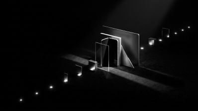 Composición conceptual en blanco y negro con siluetas de dispositivos electrónicos y paneles de cristal iluminados sobre un fondo oscuro.