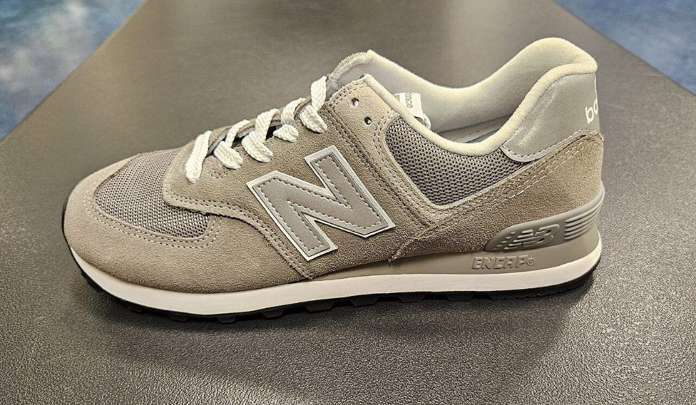 Zapatilla New Balance 574 en color gris y blanco