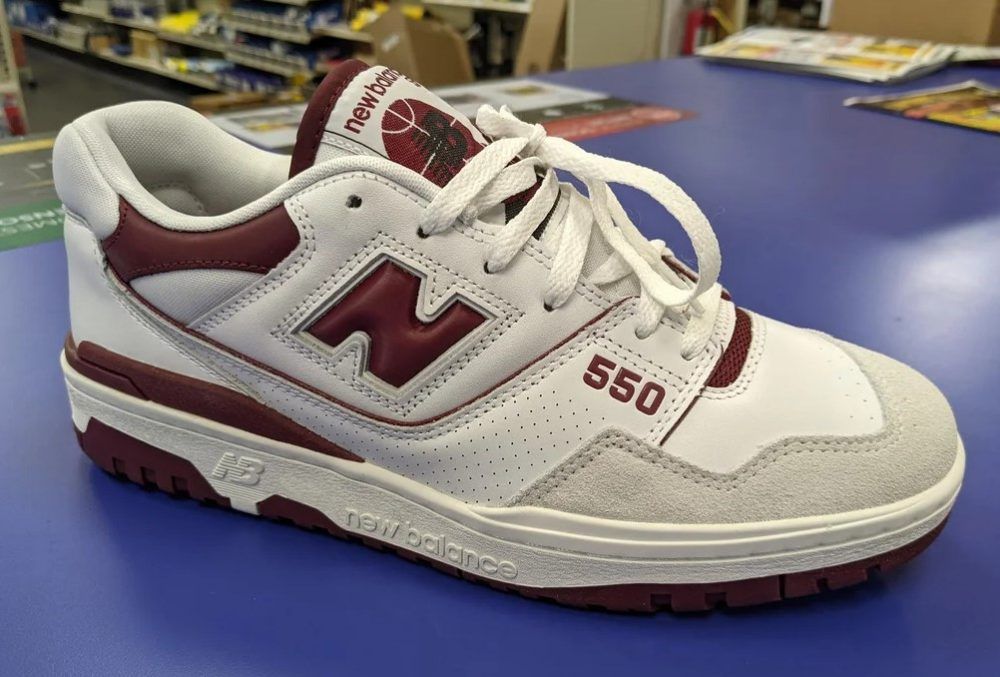 Zapatilla New Balance 550 en color blanco y gris