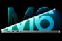 Perfil lateral de un MacBook Pro entreabierto con el logotipo M6 iluminado en tonos azules y verdes al fondo.