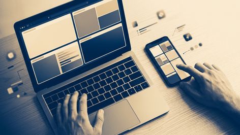 Persona utilizando simultáneamente un ordenador portátil y un teléfono móvil que muestran una interfaz de navegación web organizada por bloques.