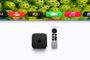 Reproductor Apple TV 4K negro y mando Siri Remote plateado frente a una pantalla con iconos de aplicaciones.