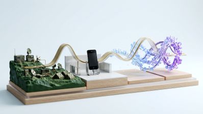 Diorama que representa la evolución de Siri desde equipos militares de radiocomunicación hasta estructuras digitales abstractas, con un iPhone 4S en el centro.