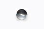Icono de Siri en forma de esfera metálica con reflejos irisados sobre fondo blanco.