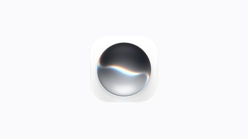 Icono de Siri en forma de esfera metálica con reflejos irisados sobre fondo blanco.