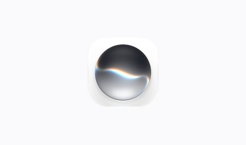Icono de Siri en forma de esfera metálica con reflejos irisados sobre fondo blanco.