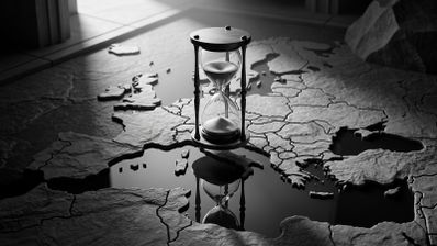 Reloj de arena sobre un mapa en relieve de Europa en blanco y negro.