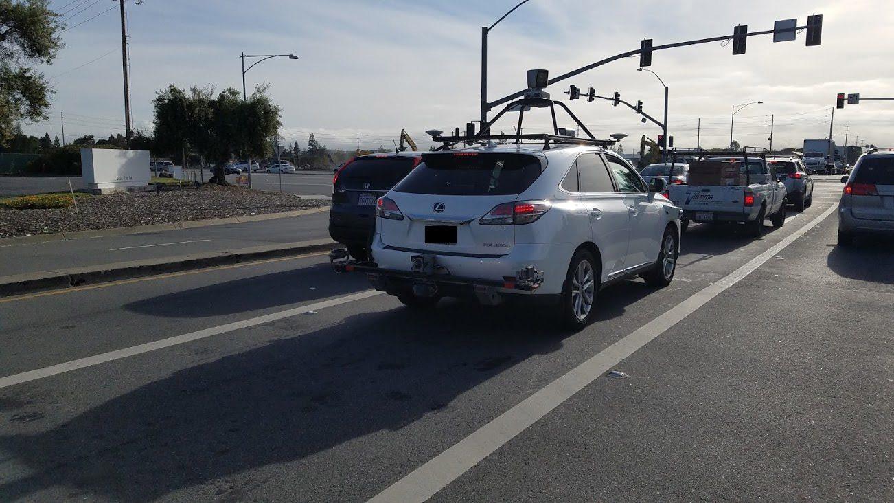 Sistema de conducción autónoma de Apple montado sobre un coche Lexus.